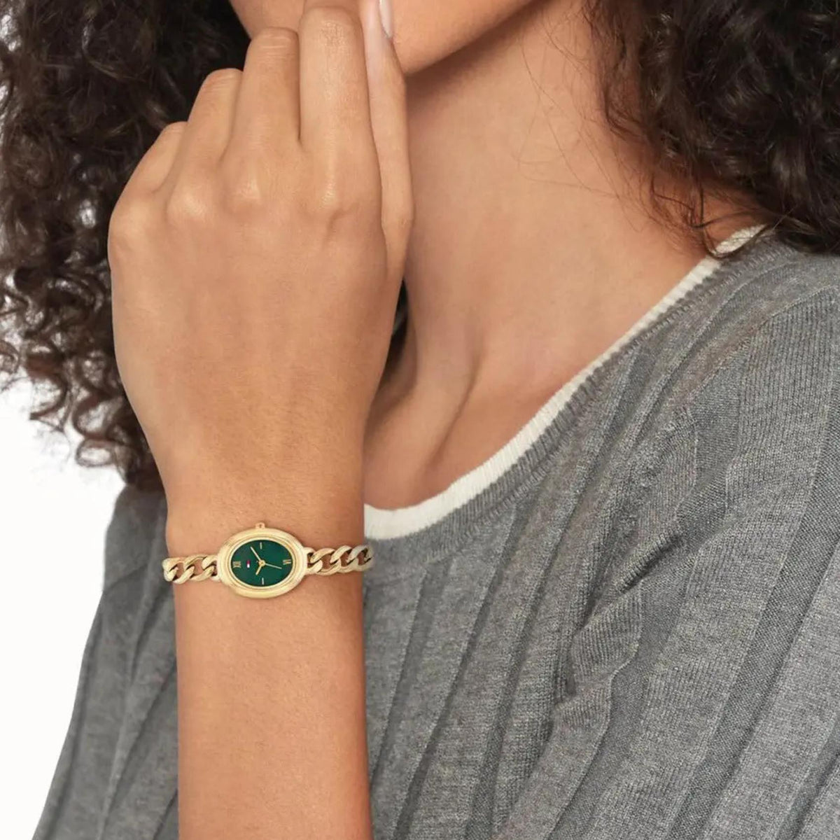 Γυναικείο ρολόι Tommy Hilfiger Demi 1782877 με χρυσό μπρασελέ και πράσινο καντράν φορεμένο στον καρπό