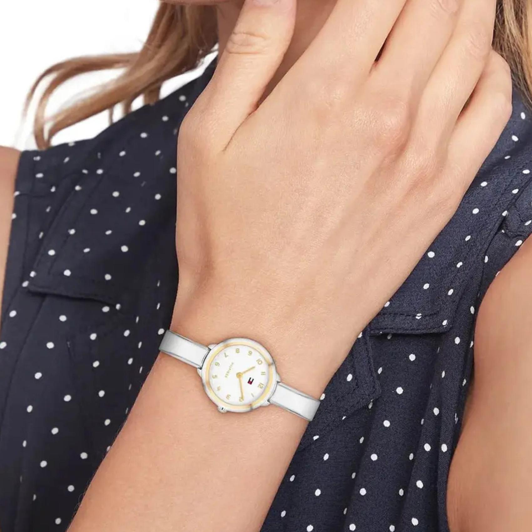 Γυναικείο ρολόι Tommy Hilfiger Demi Bangle 1782894 με ασημί μπρασελέ και λευκό καντράν φορεμένο στον καρπό