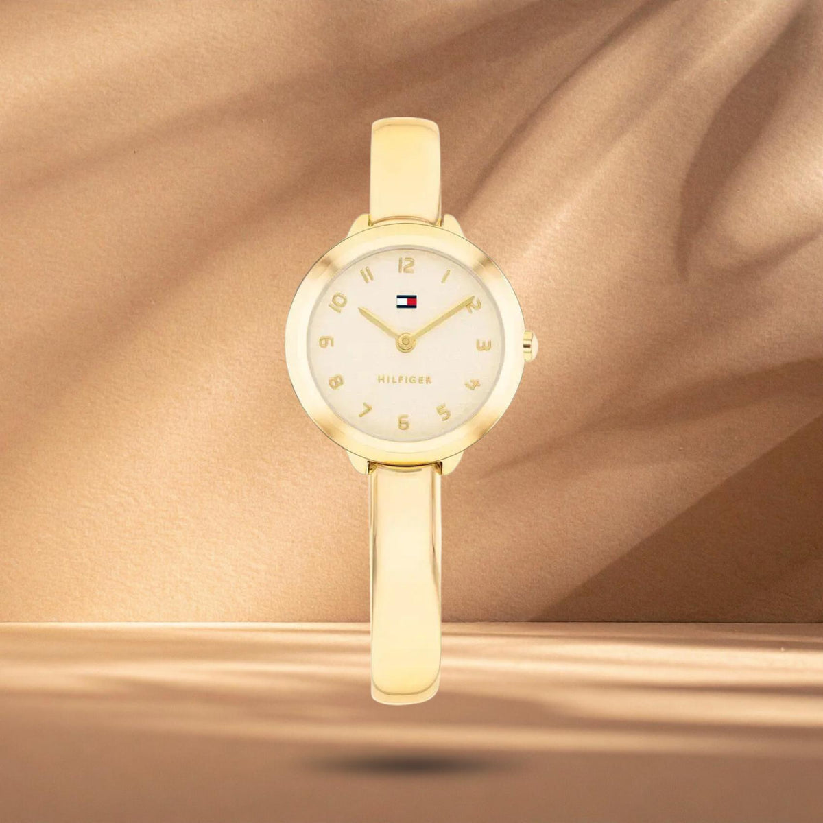 Γυναικείο ρολόι Tommy Hilfiger Demi Bangle 1782895 με χρυσό μπρασελέ, χρυσό καντράν 26mm