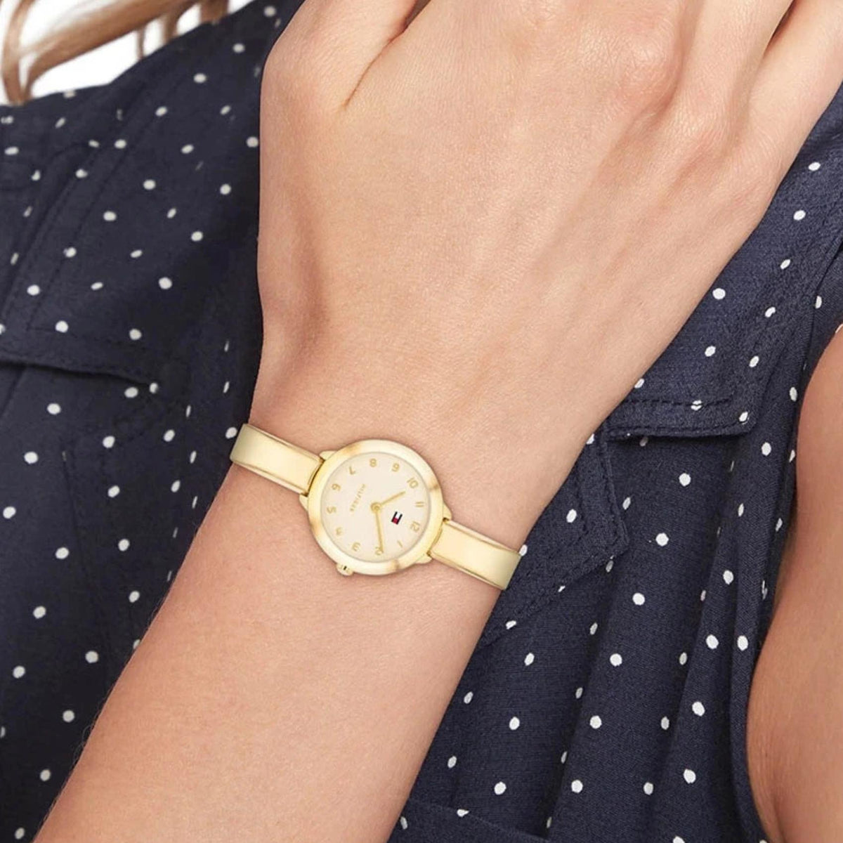 Γυναικείο ρολόι Tommy Hilfiger Demi Bangle 1782895 με χρυσό μπρασελέ και χρυσό καντράν φορεμένο στον καρπό