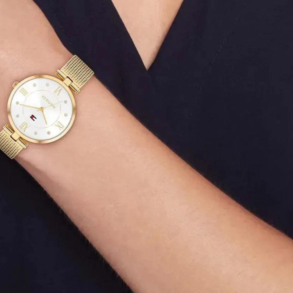 Γυναικείο ρολόι Tommy Hilfiger Ella 1782805 με χρυσό μπρασελέ και λευκό καντράν φορεμένο στον καρπό