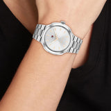 Γυναικείο ρολόι Tommy Hilfiger Georgia 1782817 φορεμένο με ασημί μπρασελέ από ανοξείδωτο ατσάλι και ασημί καντράν με χρυσές λεπτομέρειες.