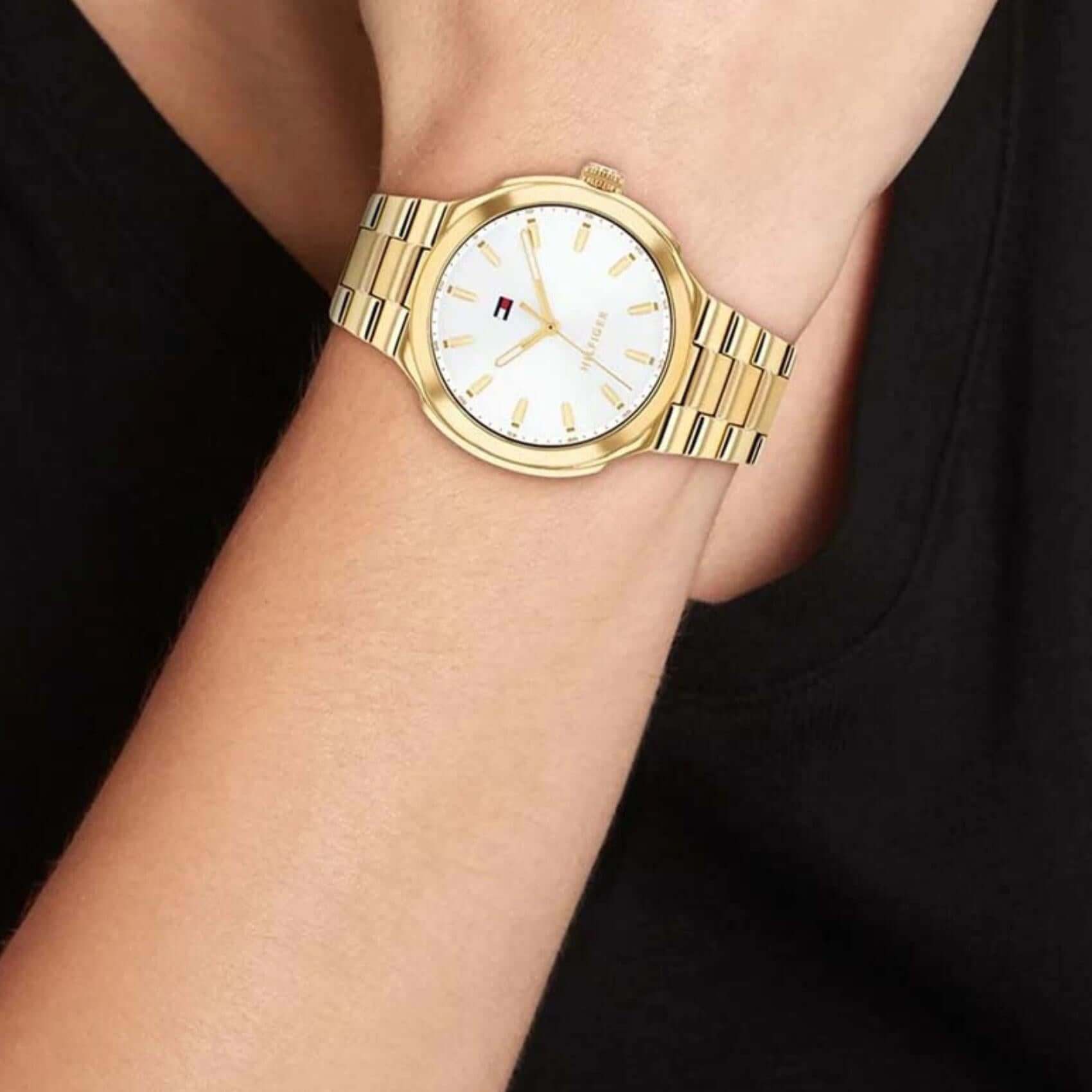 Γυναικείο ρολόι Tommy Hilfiger Georgia 1782819 φορεμένο με μπρασελέ σε χρυσό χρώμα και λευκό καντράν 36mm.