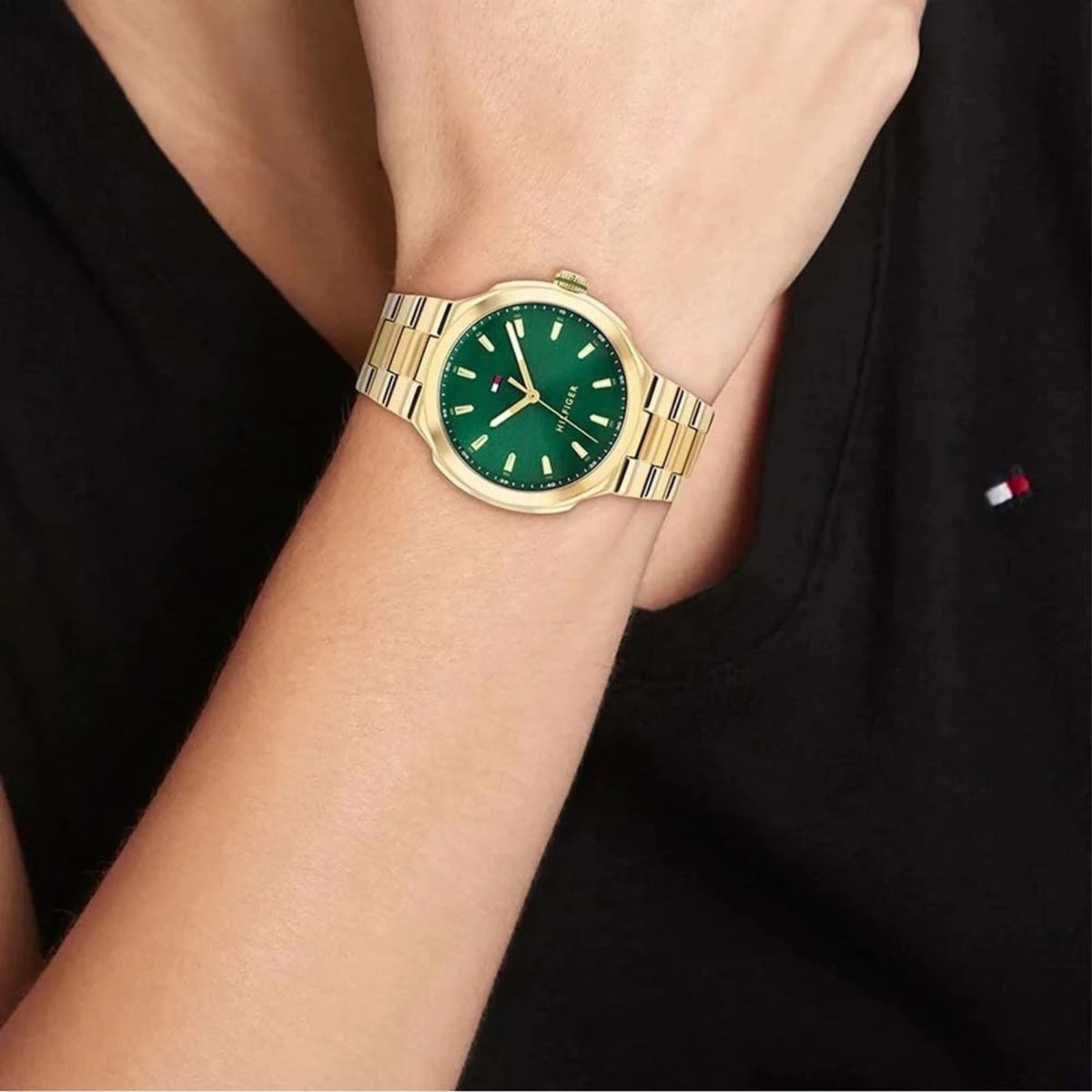Γυναικείο ρολόι Tommy Hilfiger Georgia 1782820 με χρυσό μπρασελέ και πράσινο καντράν φορεμένο στον καρπό