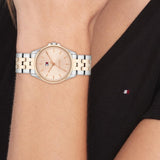 Γυναικείο ρολόι Tommy Hilfiger Jade 1782772 φορεμένο με δίχρωμο μπρασελέ και ροζ χρυσό καντράν 30mm.