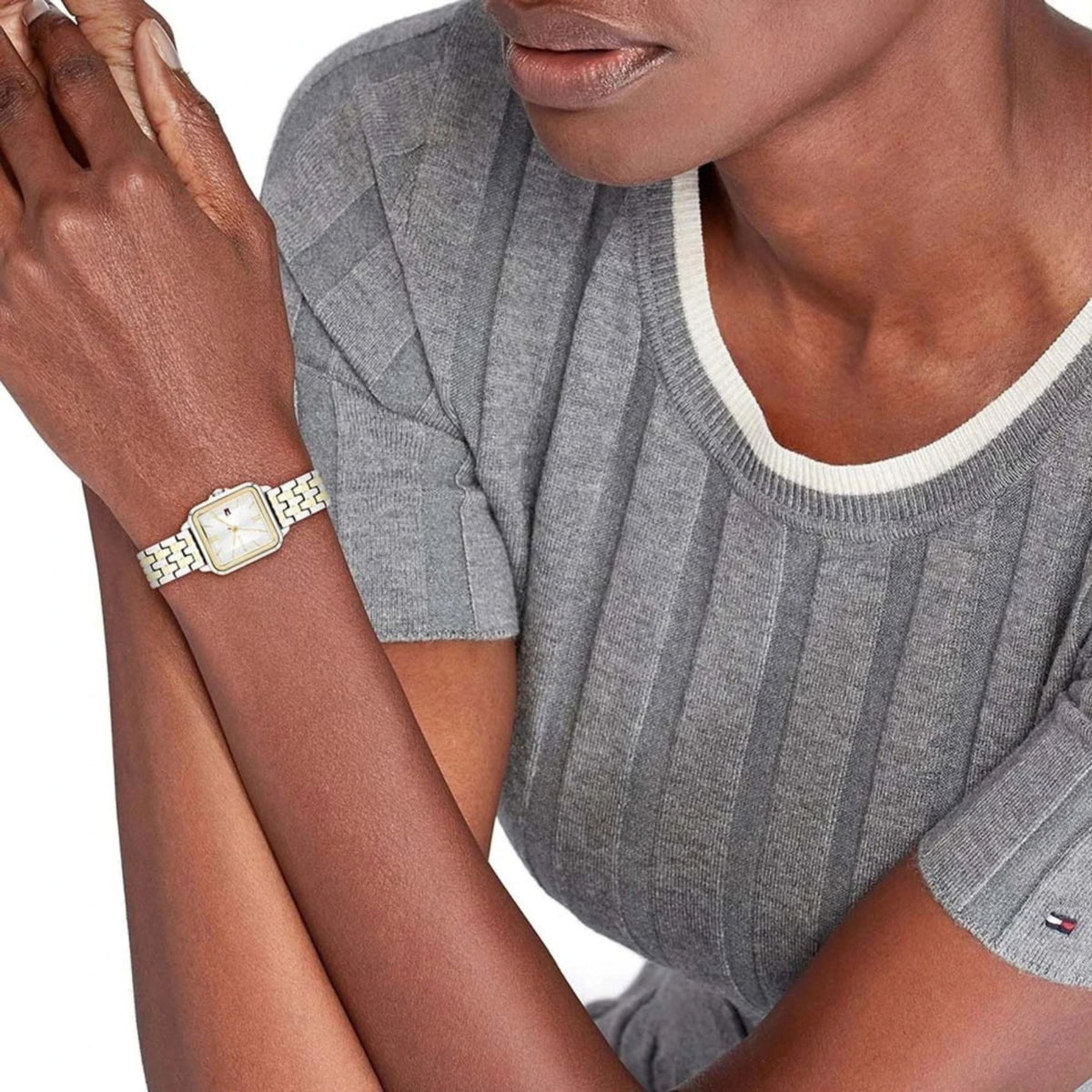 Γυναικείο ρολόι Tommy Hilfiger Mia 1782861 με ασημί-χρυσό μπρασελέ και ασημί καντράν φορεμένο στον καρπό