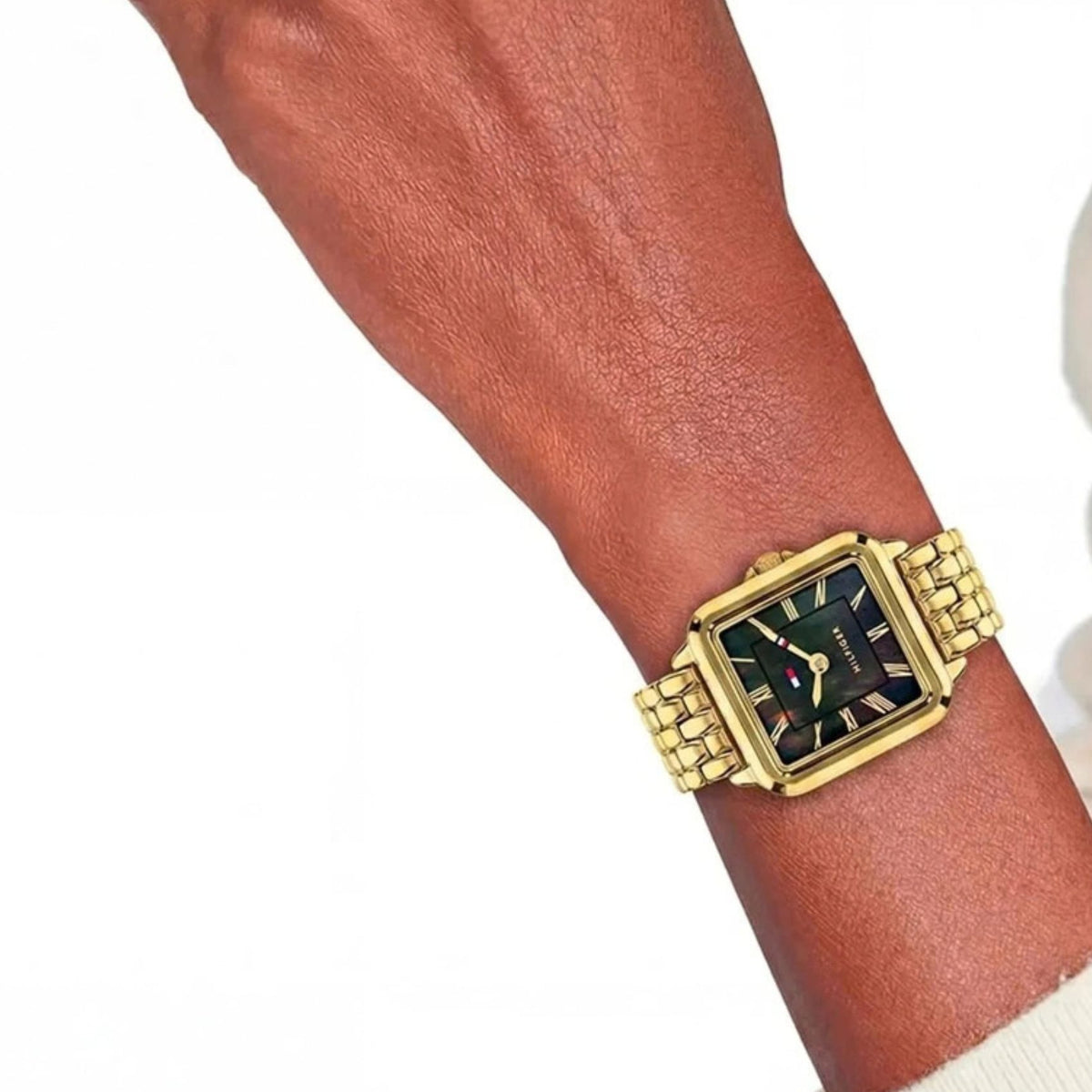 Γυναικείο ρολόι Tommy Hilfiger Mia 1782916 με χρυσό μπρασελέ και μαύρο φίλντισι καντράν φορεμένο στον καρπό