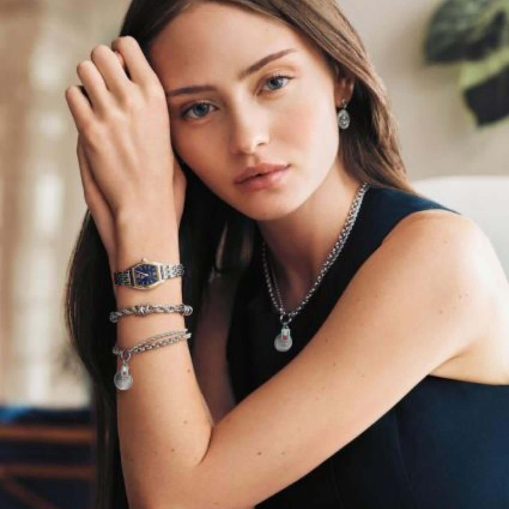 Γυναικείο ρολόι Tommy Hilfiger Norah 1782869 φορεμένο με ασημί μπρασελέ, μπλε καντράν και κάσα σε χρυσό χρώμα 22mm.