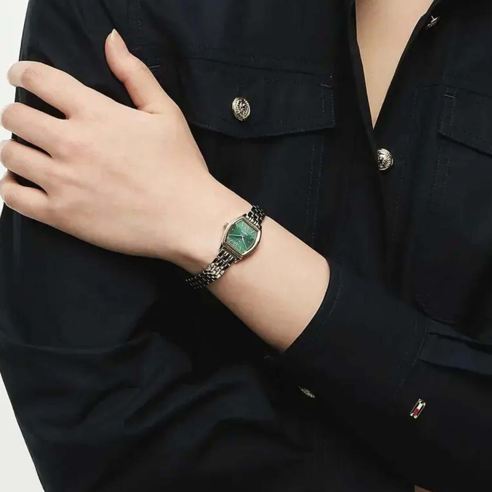 Γυναικείο ρολόι Tommy Hilfiger Norah 1782907 φορεμένο στον καρπό με δίχρωμο ασημί-χρυσό μπρασελέ.