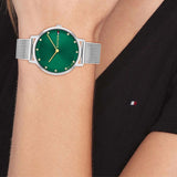 Γυναικείο ρολόι Tommy Hilfiger Pippa 1782762 με ασημί ατσάλινο μπρασελέ και πράσινο καντράν 35mm με ζιργκόν, φορεμένο.