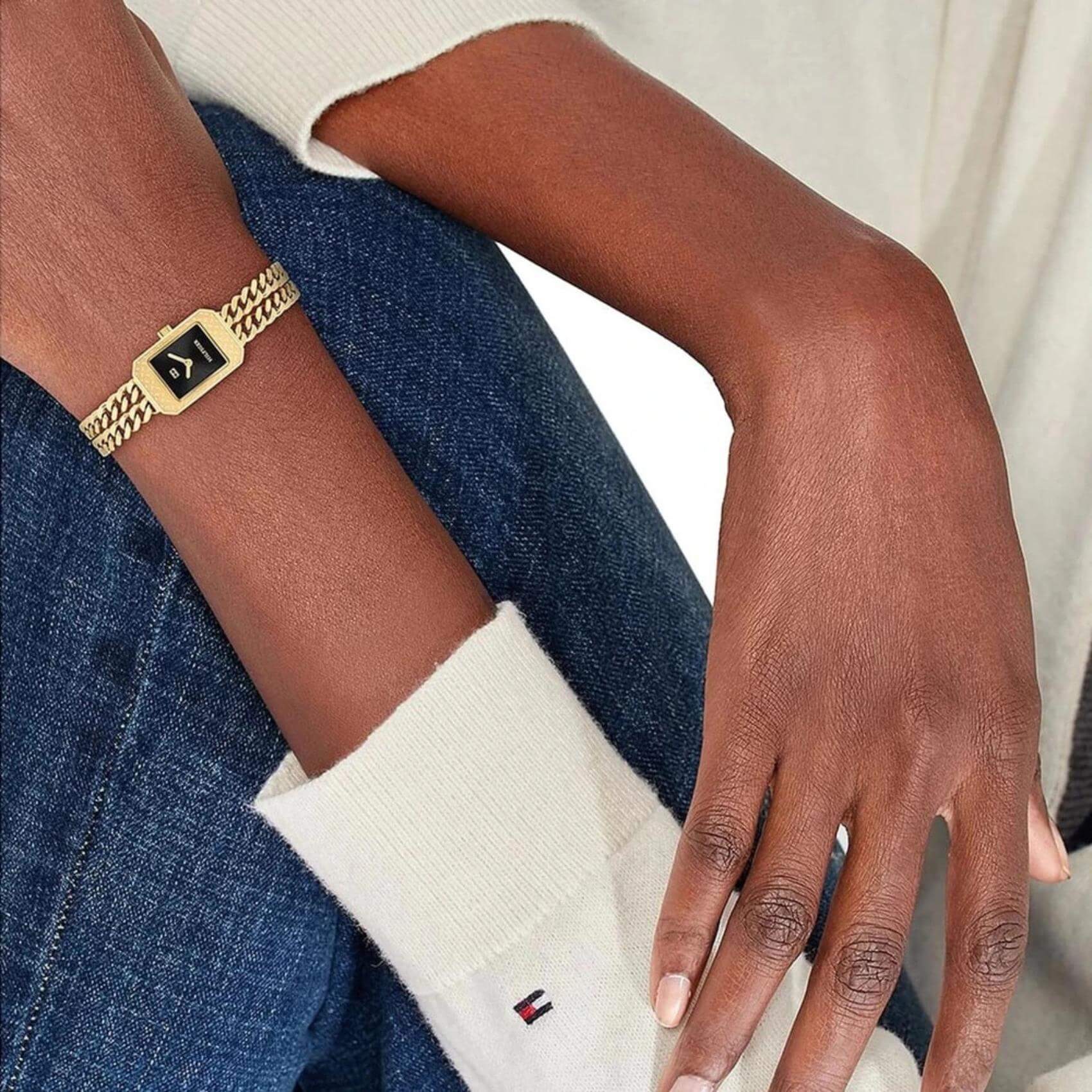 Γυναικείο ρολόι Tommy Hilfiger Sarah 1782842 φορεμένο με μπρασελέ τύπου αλυσίδας σε χρυσό χρώμα και μαύρο καντράν 16mm.
