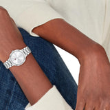 Γυναικείο ρολόι Tommy Hilfiger Savannah 1782899 φορεμένο με ασημί μπρασελέ από ανοξείδωτο ατσάλι και ασημί καντράν με ζιργκόν.