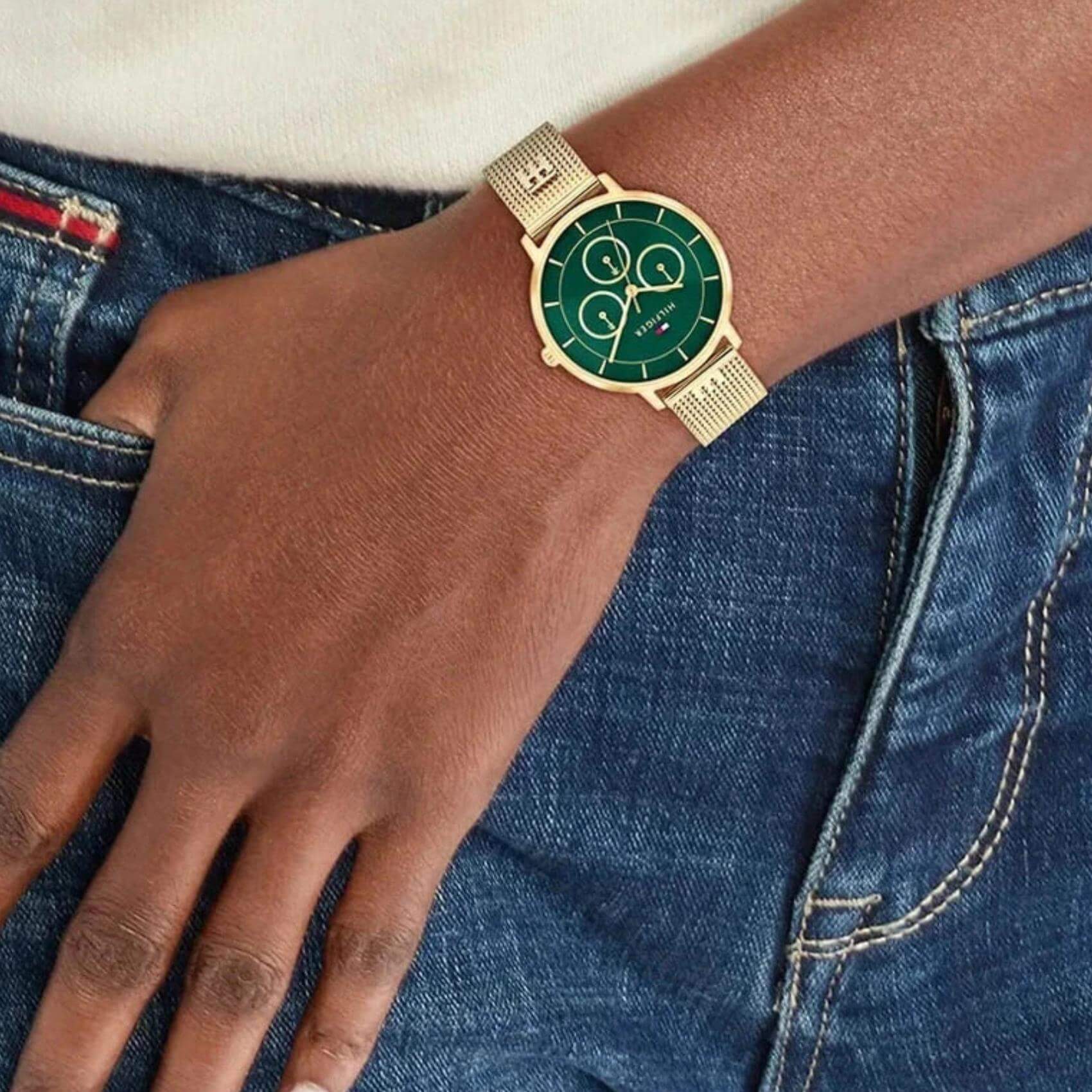 Γυναικείο ρολόι Tommy Hilfiger Tea 1782880 φορεμένο στον καρπό με χρυσό ατσάλινο μπρασελέ.