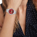 Γυναικείο ρολόι Tommy Hilfiger TH85 1782794 με ασημί ατσάλινο μπρασελέ και κόκκινο καντράν 36mm με ζιργκόν, φορεμένο.