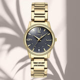 Φωτογραφία του γυναικείου ρολογιού Vogue Corine 2020615741 με χρυσό μπρασελέ και μαύρο καντράν, αναδεικνύοντας τον κομψό και δυναμικό χαρακτήρα του