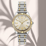 Φωτογραφία του γυναικείου ρολογιού Vogue Liz Mini 2020615861 με δίχρωμο μπρασελέ και σαμπανί καντράν, αναδεικνύοντας την κομψή και λαμπερή αισθητική του