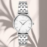 Φωτογραφία του γυναικείου ρολογιού Vogue Nicole 2020616181 με ασημί μπρασελέ και ασημί καντράν, αναδεικνύοντας τη minimal και κομψή αισθητική του