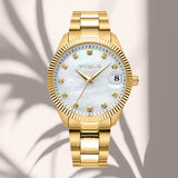 Φωτογραφία του γυναικείου ρολογιού Vogue Medium 2020614243 με χρυσό μπρασελέ και λευκό φίλντισι καντράν, αναδεικνύοντας τον elegant και σύγχρονο σχεδιασμό του