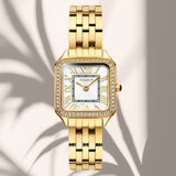 Φωτογραφία του γυναικείου ρολογιού Vogue Victoria Mini 2020615541 με χρυσό μπρασελέ και λευκό καντράν, αναδεικνύοντας την κομψή και λαμπερή αισθητική του