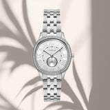 Close-up του ασημί καντράν του Vogue Yvonne 2020616681 με ορυκτό κρύσταλλο ειδικής σκλήρυνσης και λεπτομέρειες ζιργκόν στην κάσα.