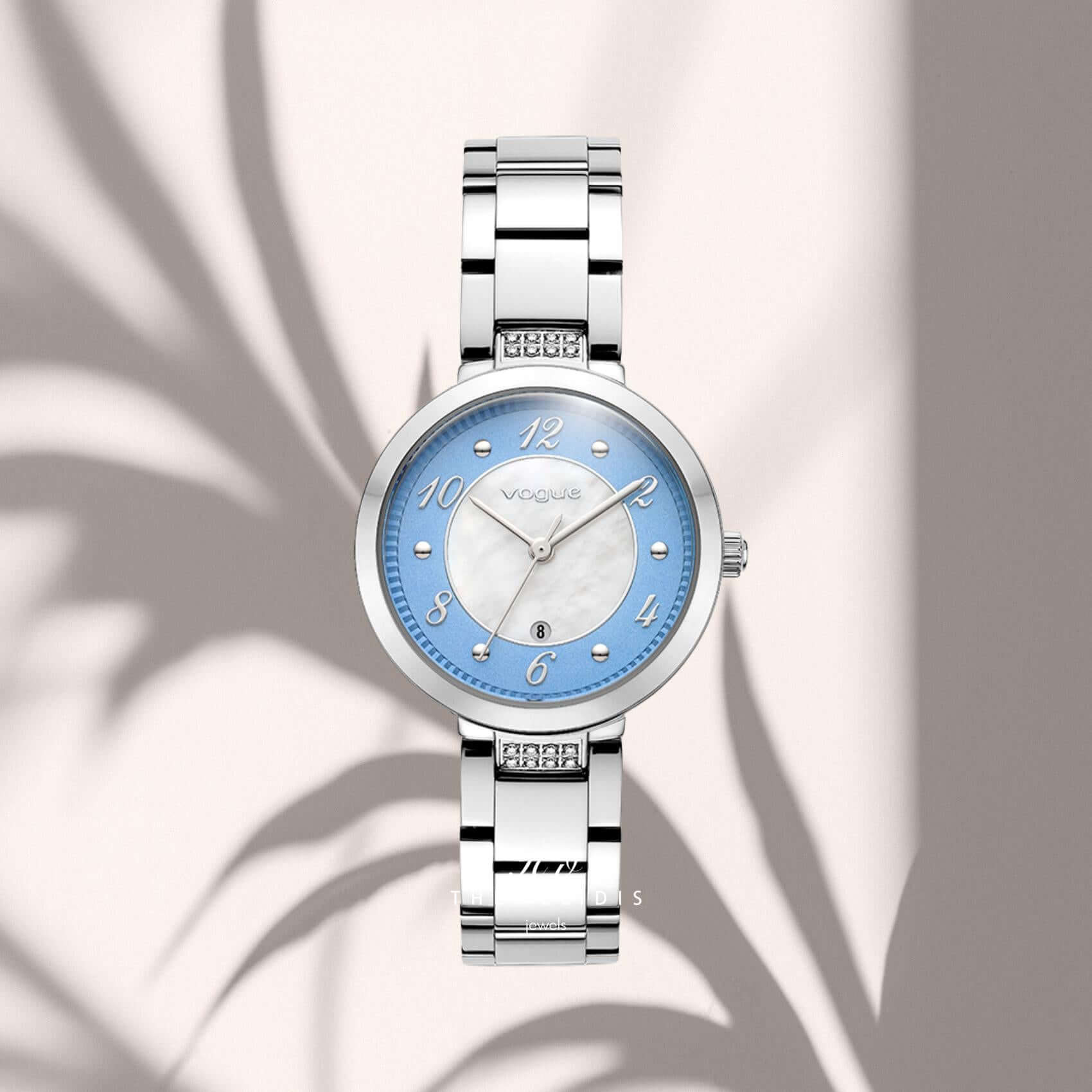 Close-up του δίχρωμου καντράν του Vogue Zoe 2020616481 σε λευκό φίλντισι με γαλάζιο τόνο, με ένδειξη ημερομηνίας και ορυκτό κρύσταλλο ειδικής σκλήρυνσης.