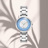 Close-up του δίχρωμου καντράν του Vogue Zoe 2020616481 σε λευκό φίλντισι με γαλάζιο τόνο, με ένδειξη ημερομηνίας και ορυκτό κρύσταλλο ειδικής σκλήρυνσης.