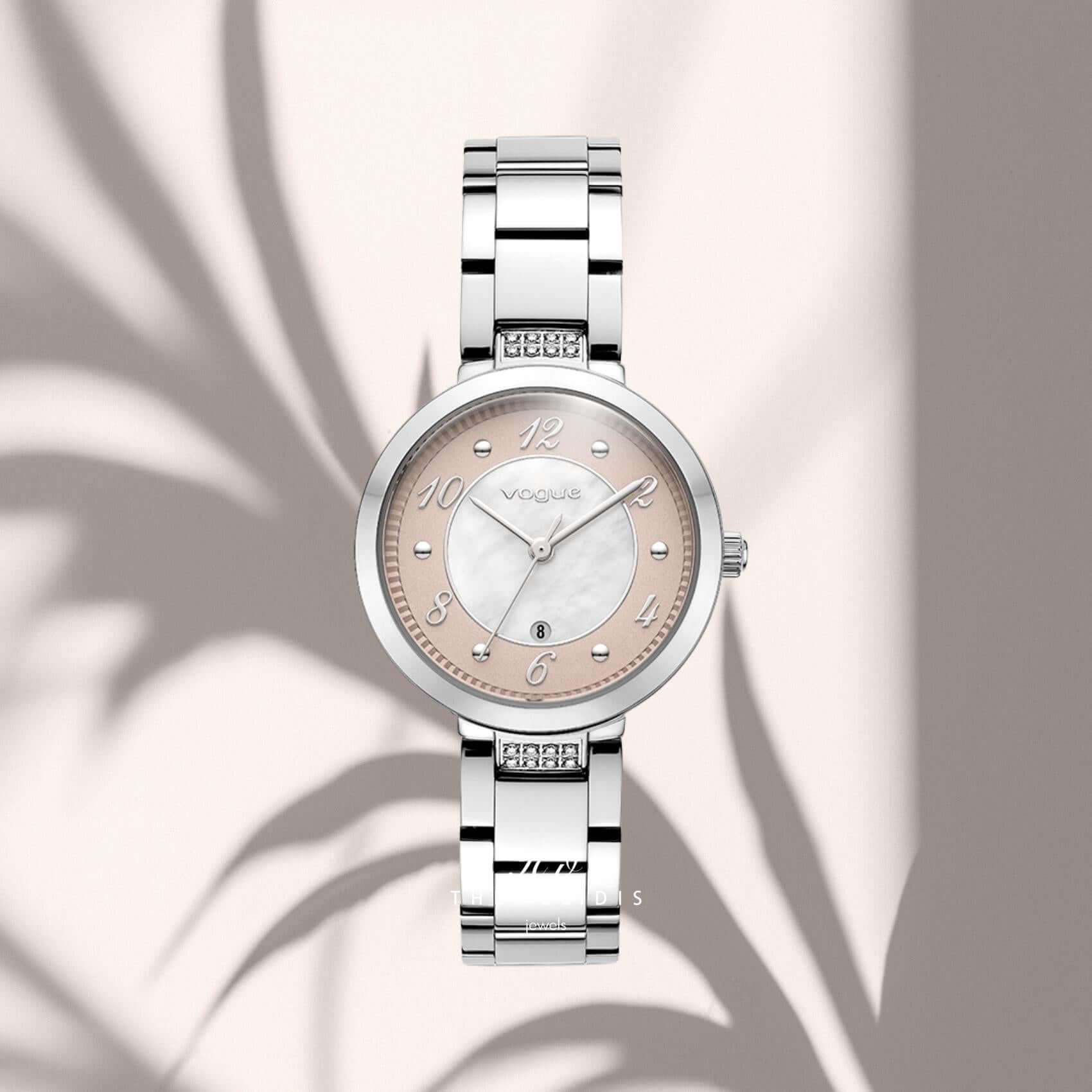 Close-up του δίχρωμου καντράν του Vogue Zoe 2020616482 σε λευκό φίλντισι με ροζ χρυσό τόνο, με ένδειξη ημερομηνίας και ορυκτό κρύσταλλο ειδικής σκλήρυνσης.