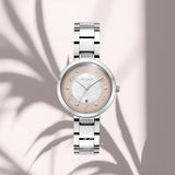 Close-up του δίχρωμου καντράν του Vogue Zoe 2020616482 σε λευκό φίλντισι με ροζ χρυσό τόνο, με ένδειξη ημερομηνίας και ορυκτό κρύσταλλο ειδικής σκλήρυνσης.