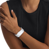 Μοντέλο φορά τη γυναικεία χειροπέδα Calvin Klein 35000640 σε ασημί ανοξείδωτο ατσάλι.