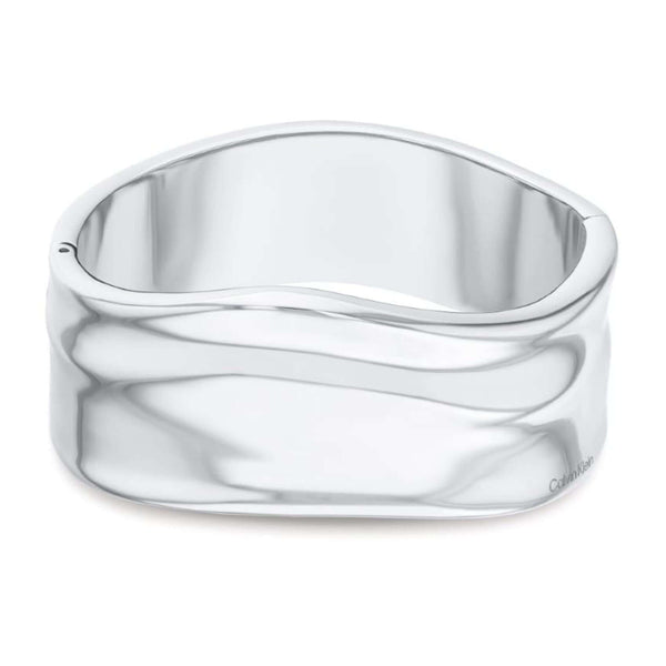 Γυναικεία χειροπέδα Calvin Klein 35000640 από ανοξείδωτο ατσάλι σε ασημί χρώμα με στοιχεία λογότυπου CK, διάμετρος 17.5 cm