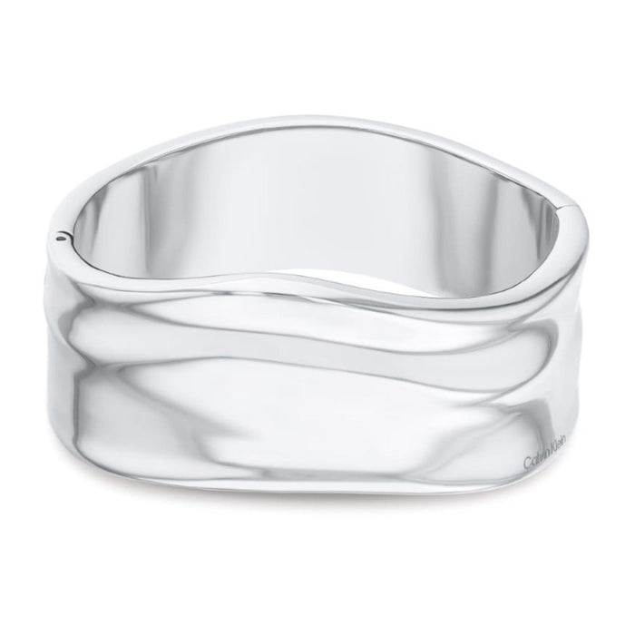 Γυναικεία χειροπέδα Calvin Klein 35000640 από ανοξείδωτο ατσάλι σε ασημί χρώμα με στοιχεία λογότυπου CK, διάμετρος 17.5 cm