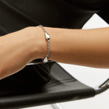 Γυναικείο βραχιόλι Calvin Klein 35000603 ατσάλινο ασημί με ενσωματωμένα στοιχεία σε σχήμα δάκρυ, φορεμένο.