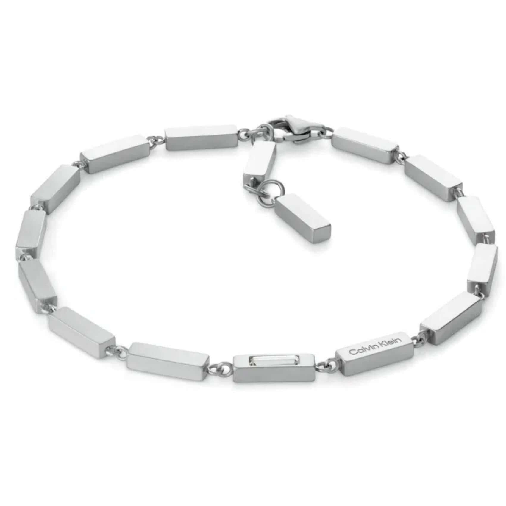 Γυναικείο βραχιόλι Calvin Klein 35100072 σε ασημί χρώμα από ανοξείδωτο ατσάλι με στοιχεία λογότυπου.