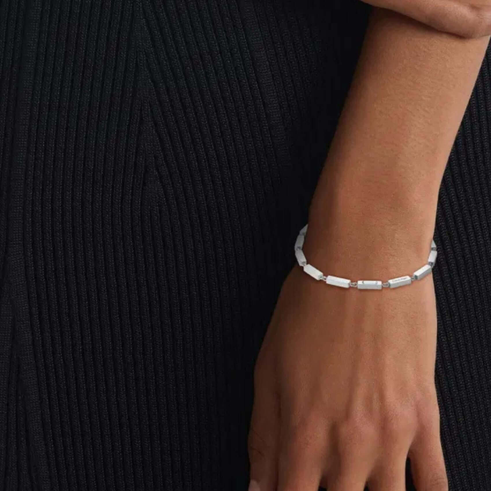 Γυναικείο βραχιόλι Calvin Klein 35100072 φορεμένο σε ασημί χρώμα από ανοξείδωτο ατσάλι.