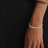 Γυναικείο βραχιόλι Calvin Klein 35100072 φορεμένο σε ασημί χρώμα από ανοξείδωτο ατσάλι.