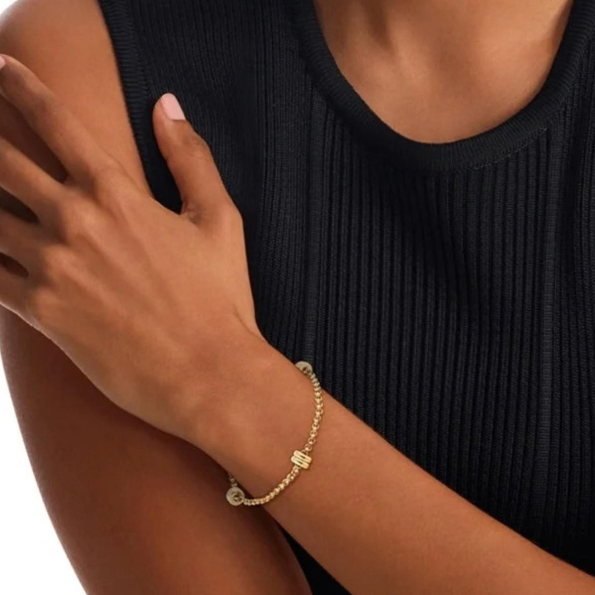 Γυναικείο βραχιόλι Calvin Klein Duality 35000957 χρυσό φορεμένο στον καρπό