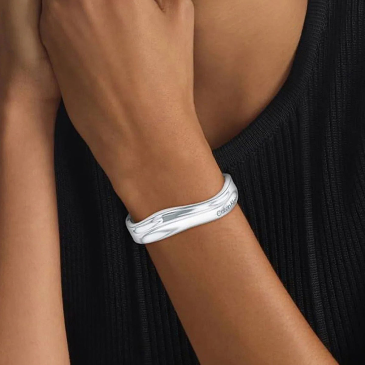 Γυναικείο βραχιόλι Calvin Klein Elemental 35000641 ασημί φορεμένο στον καρπό