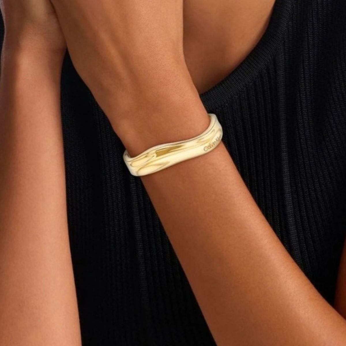 Γυναικείο βραχιόλι Calvin Klein Elemental 35000642 χρυσό φορεμένο στον καρπό