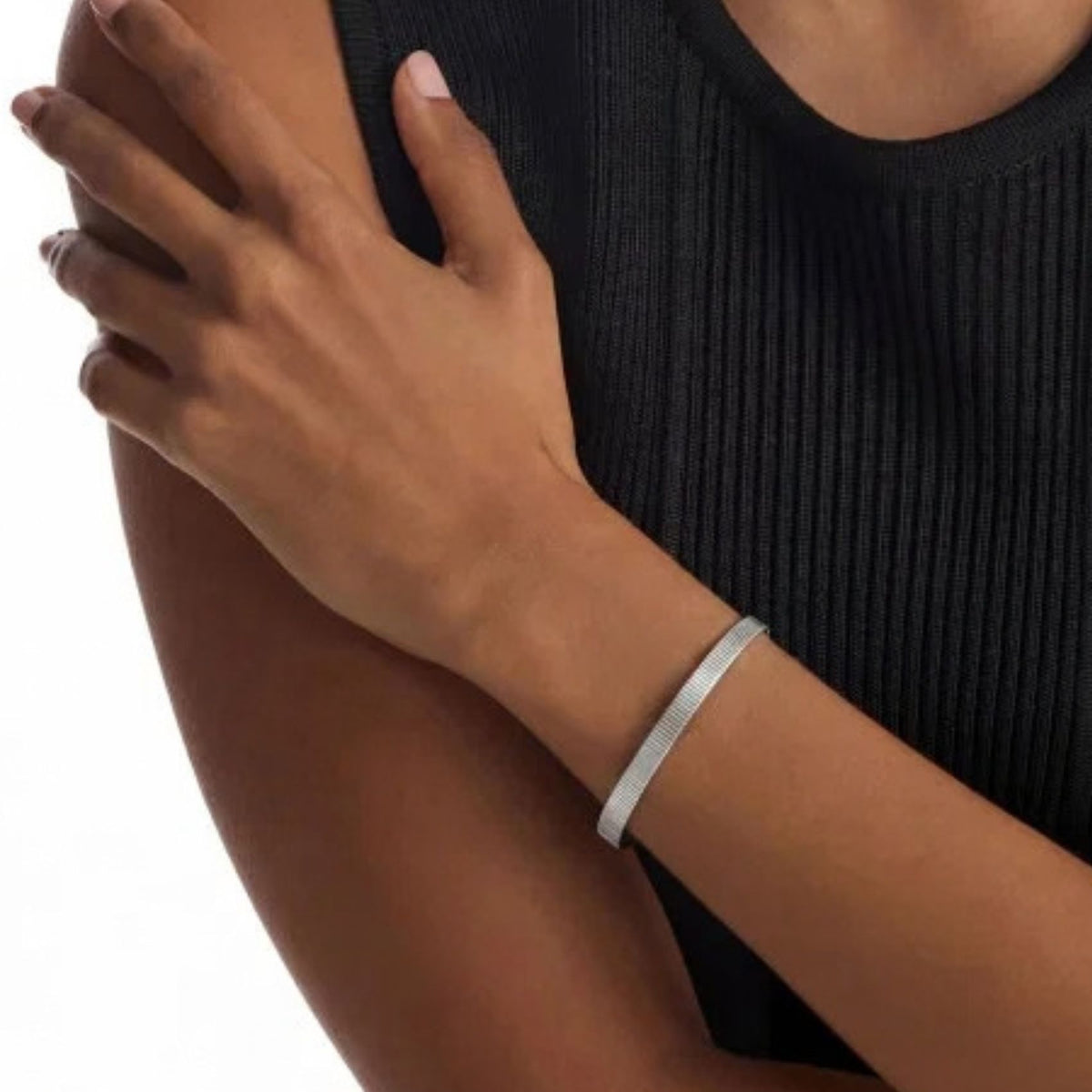 Γυναικείο βραχιόλι Calvin Klein Sophisticated Texture 35001009 ασημί φορεμένο στον καρπό