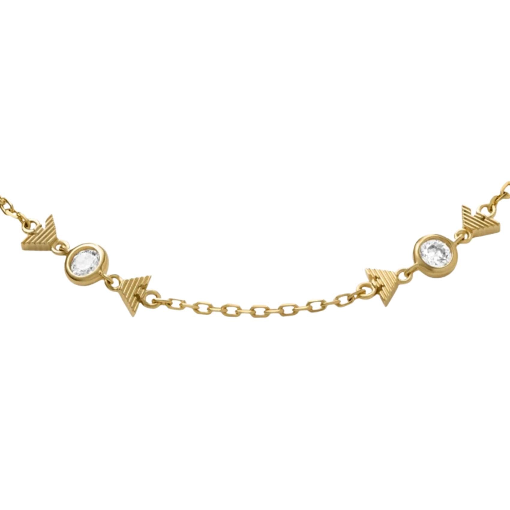 Λεπτομέρεια από το γυναικείο βραχιόλι Emporio Armani Eagle Logo EG3619710 με στοιχεία λογότυπου και ζιργκόν σε χρυσό χρώμα