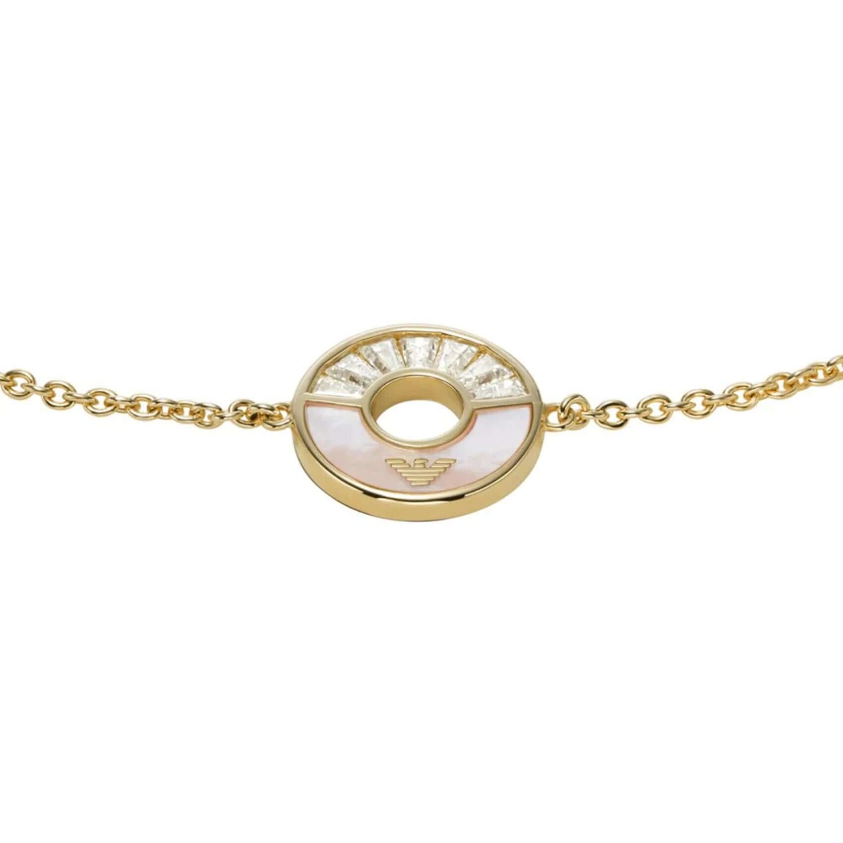 Λεπτομέρεια από το γυναικείο βραχιόλι Emporio Armani Essentials EG3558710 με στρογγυλό μοτίφ από φίλντισι και κρύσταλλο σε χρυσό χρώμα.