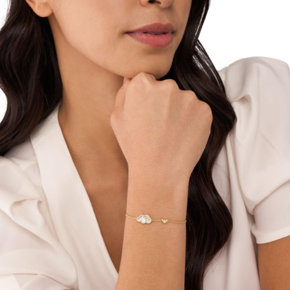Γυναικείο βραχιόλι Emporio Armani Sentimental EGS3061710 φορεμένο στον καρπό σε χρυσό χρώμα με σύννεφο από φίλντισι
