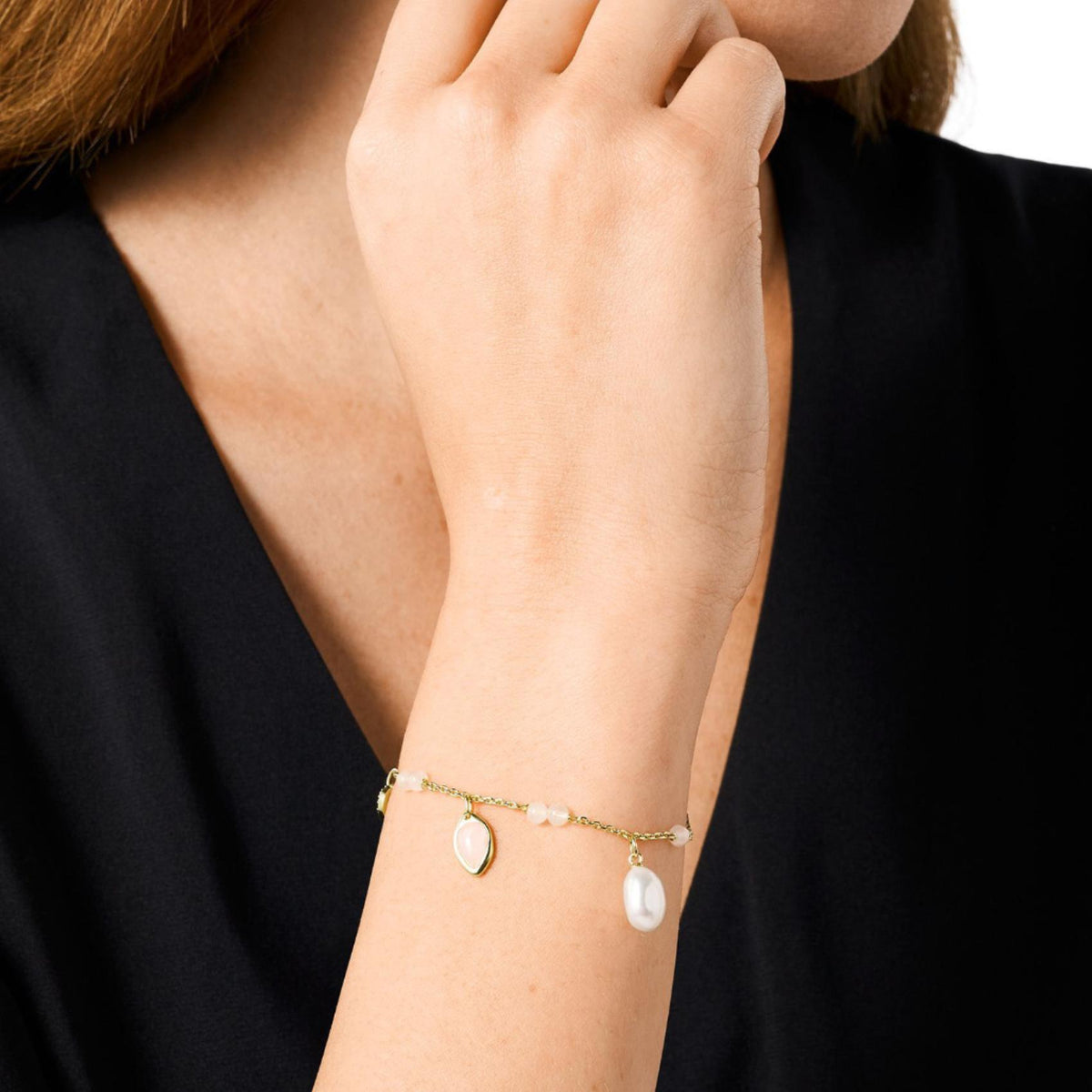 Γυναικείο βραχιόλι Emporio Armani Sentimental EGS3118710 φορεμένο στον καρπό σε χρυσό χρώμα με ροζ πέτρες και πέρλες