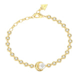 Γυναικείο βραχιόλι Guess Aurora JUBB06235JWYGL από ανοξείδωτο ατσάλι σε χρυσό χρώμα με πέτρες, κεντρικό σχέδιο με πέτρα και λογότυπο Guess.