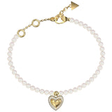 Γυναικείο βραχιόλι Guess Beloved JUBB06091JWYGL σε χρυσό χρώμα με καρδιά με πέτρες, πέρλες και λογότυπο Guess.