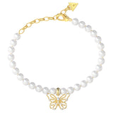 Γυναικείο βραχιόλι Guess Borboleta JUBB06124JWYGL σε χρυσό χρώμα με πεταλούδα, άσπρες πέρλες, πέτρες και λογότυπο Guess.