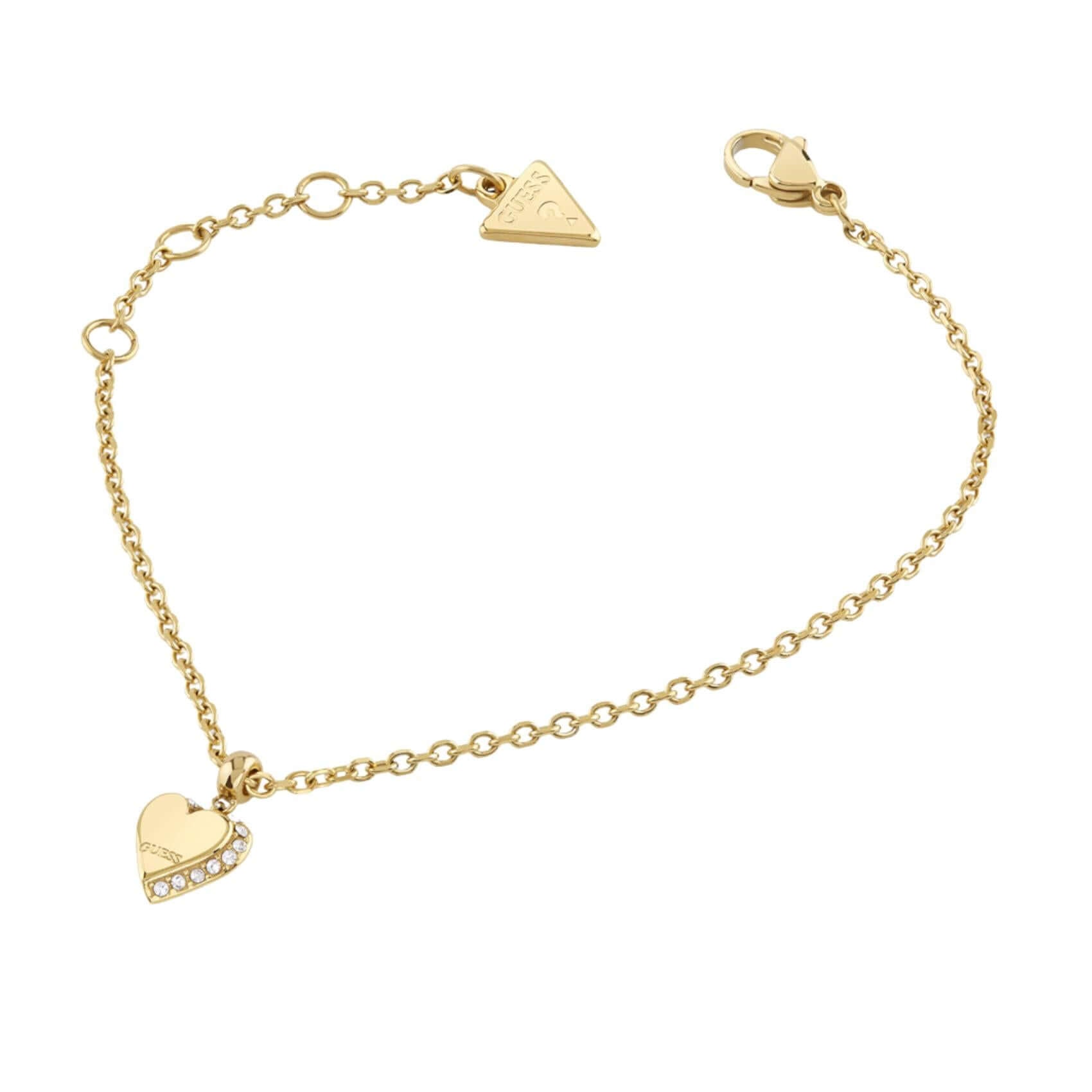 Λεπτομέρεια από το γυναικείο βραχιόλι Guess By Your Side JUBB06082JWYGL με καρδιά με πέτρες και λογότυπο Guess.