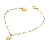 Λεπτομέρεια από το γυναικείο βραχιόλι Guess By Your Side JUBB06082JWYGL με καρδιά με πέτρες και λογότυπο Guess.