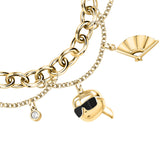 Λεπτομέρεια από το γυναικείο βραχιόλι Karl Lagerfeld Charms KLAYD11 με κρεμαστά charms.