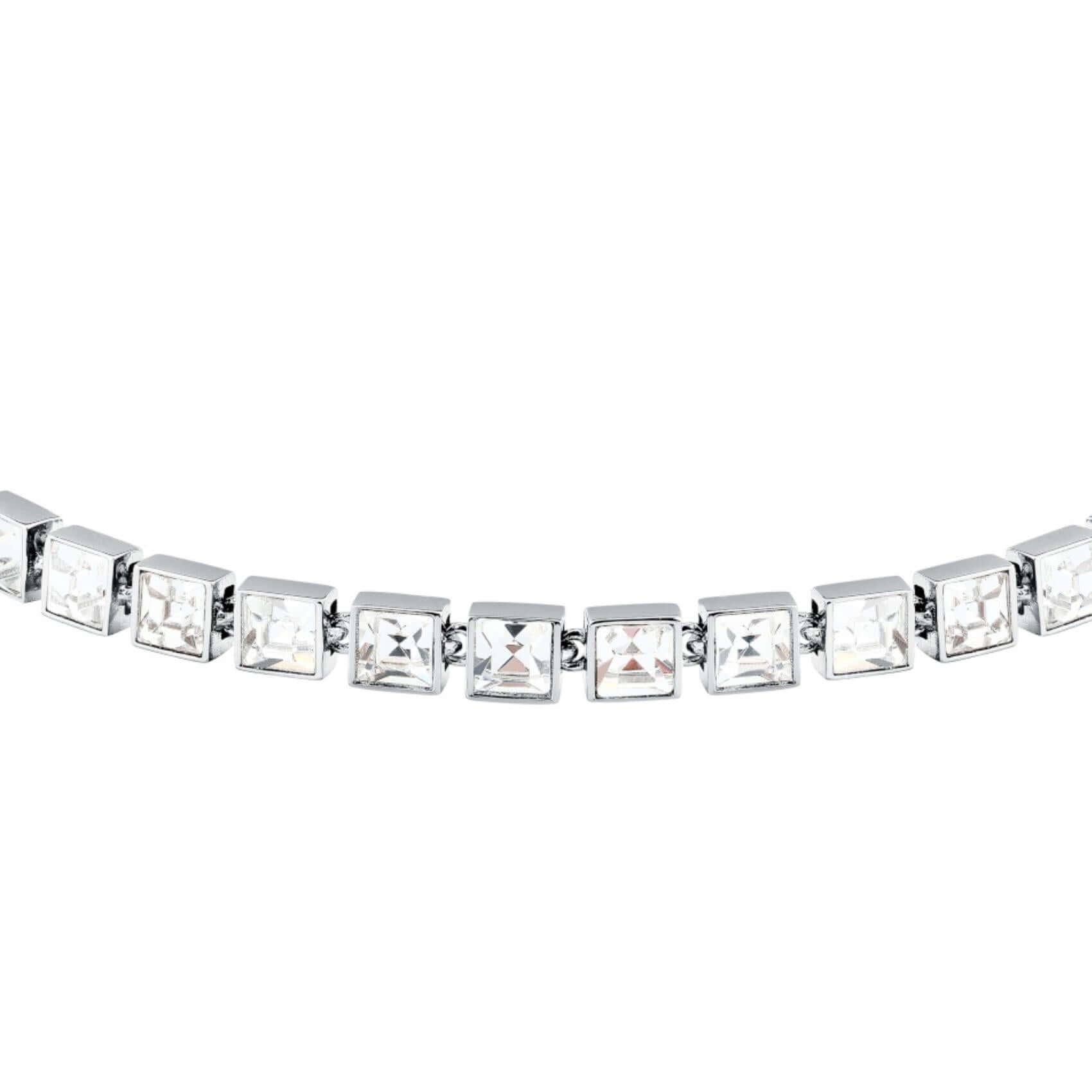 Λεπτομέρεια από το γυναικείο βραχιόλι Karl Lagerfeld Crystals KLAYC24 με λευκές πέτρες.